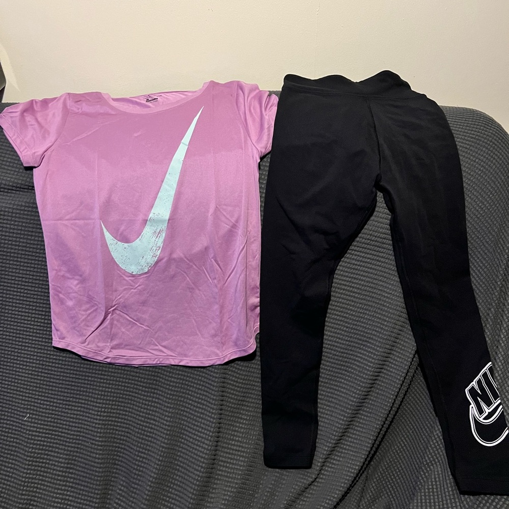 Nike Girls active wear t-shirt and leggings